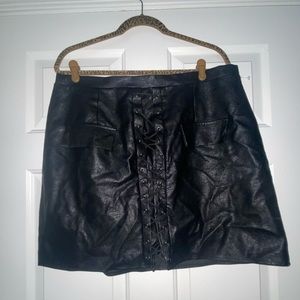 PLUS SIZE pleather lace-up mini skirt 🖤🖤